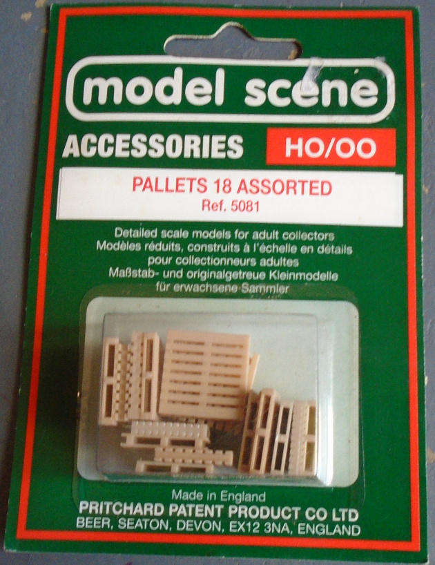 MODEL SCENE OO/ HO SCALE - 18 X ASSORTED PALLETS, CARDED