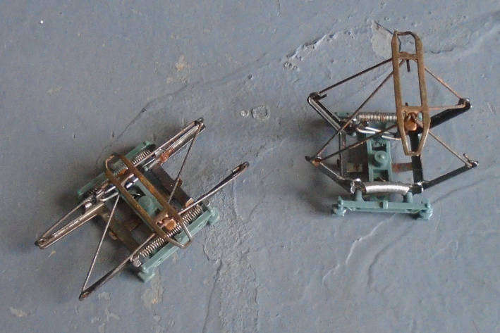 LIMA HO SCALE - 2 X PANTOGRAPHS