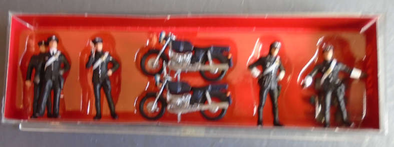 PREISER HO SCALE- CARABINIERI (POLICE) WITH MOTORCYCLES  - BOXED