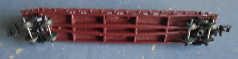 N SCALE -ATSF FLAT WAGON WITH PIPE LOAD