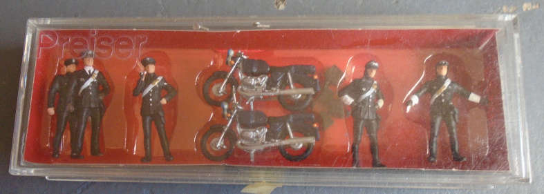 PREISER HO SCALE- CARABINIERI (POLICE) WITH MOTORCYCLES  - BOXED