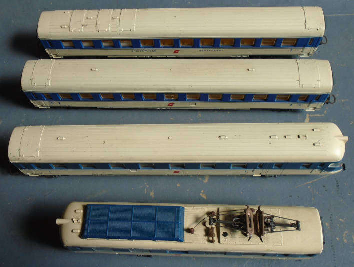 LIMA HO SCALE - OBB ELECTRIC LOCO & 3 X PASSENGER COACHES