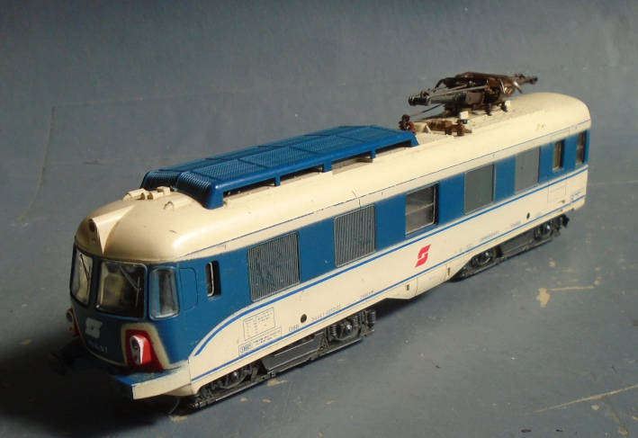 LIMA HO SCALE - OBB ELECTRIC LOCO & 3 X PASSENGER COACHES