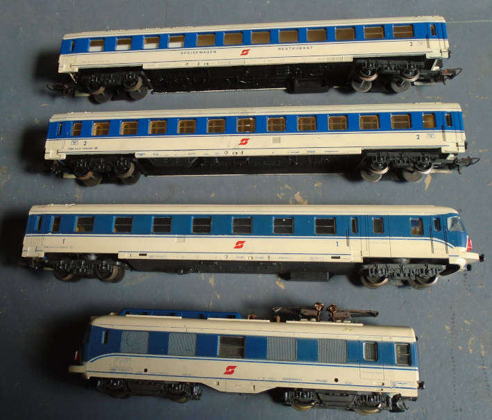LIMA HO SCALE - OBB ELECTRIC LOCO & 3 X PASSENGER COACHES