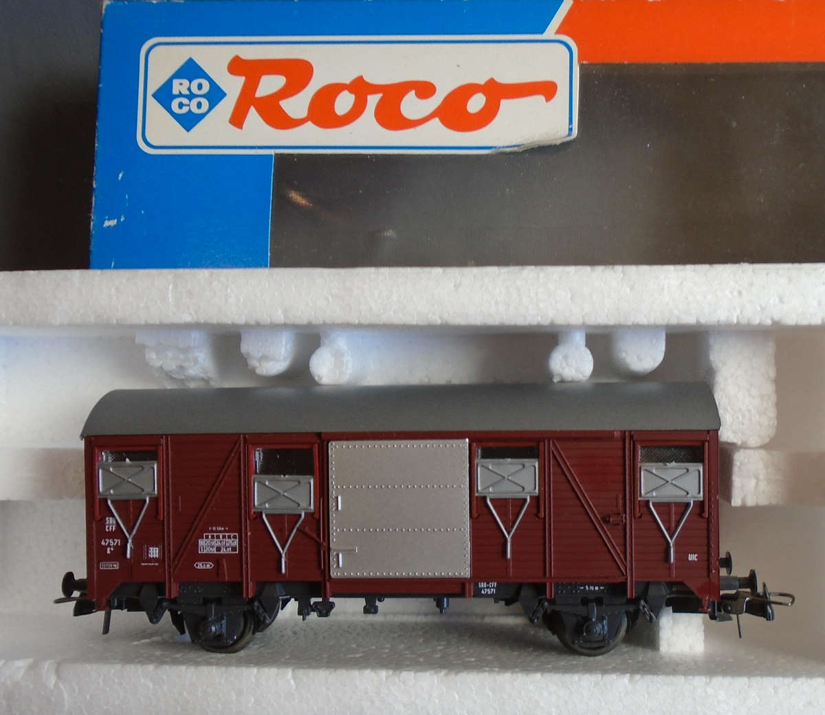 ROCO HO SCALE - SBB CLOSED GOODS WAGON - BOXED