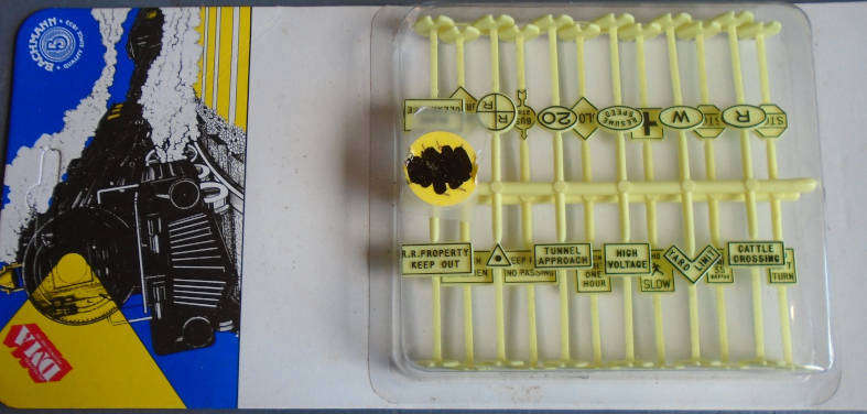 BACHMANN HO SCALE - RAILWAY SIGNS, CARDED