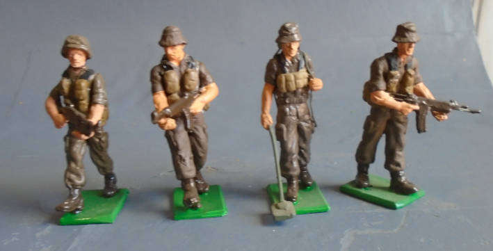 4 X SOUTH AFRICAN SOLDIERS, LEAD, MADE IN SA by FRONT LINE