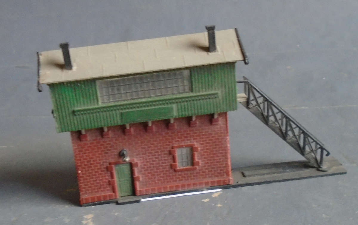 KLEIWE N SCALE - SIGNAL BOX, FOOTPRINT 90 X 15 mm