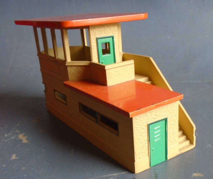 HORNBY DUBLO OO SCALE - VINTAGE METAL SIGNAL CABIN, EXCELLENT CONDITION, BOXED