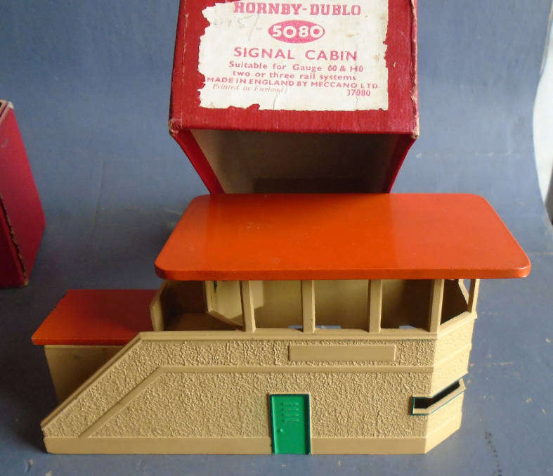 HORNBY DUBLO OO SCALE - VINTAGE METAL SIGNAL CABIN, EXCELLENT CONDITION, BOXED