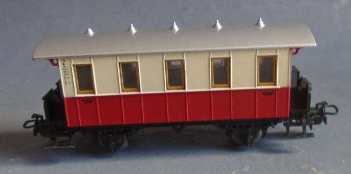MARKLIN HO SCALE - SUBURBAN PASSENGER WAGON