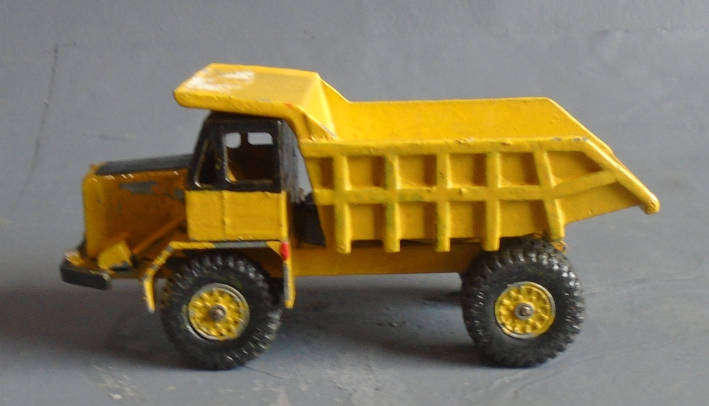 MATCHBOX - DUMP TRUCK FOR SPARES OR REPAIRS