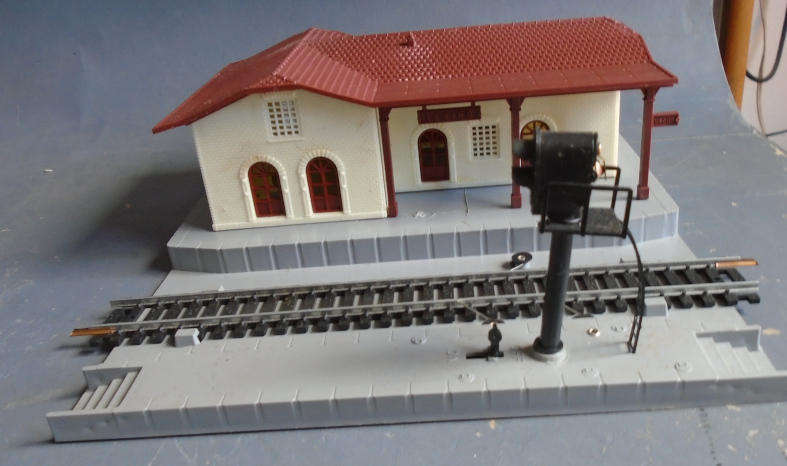 LIMA HO SCALE - RAILWAY STATION WITH ELECTRIC SIGNAL, BOXED