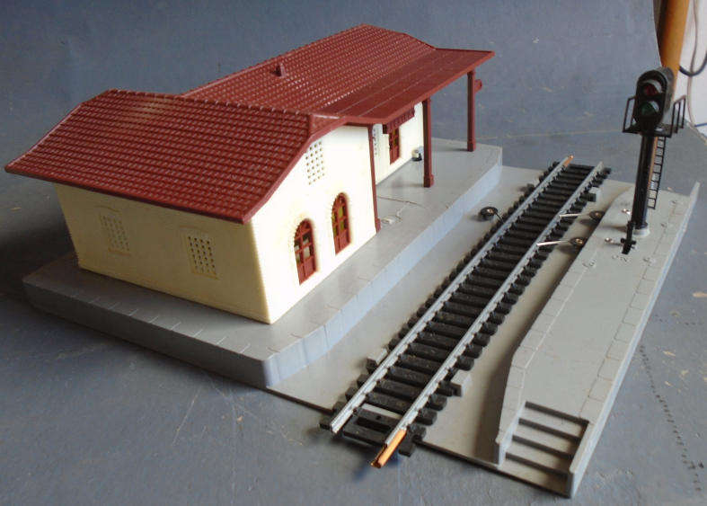 LIMA HO SCALE - RAILWAY STATION WITH ELECTRIC SIGNAL, BOXED