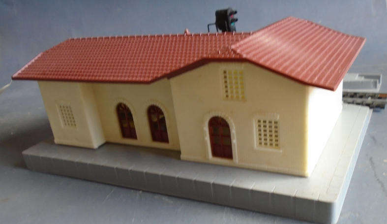 LIMA HO SCALE - RAILWAY STATION WITH ELECTRIC SIGNAL, BOXED