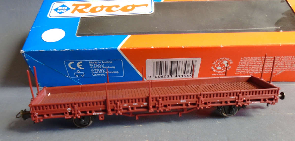 ROCO HO SCALE - SATAKE WAGON, SOME STAKES DAMAGED, BOXED