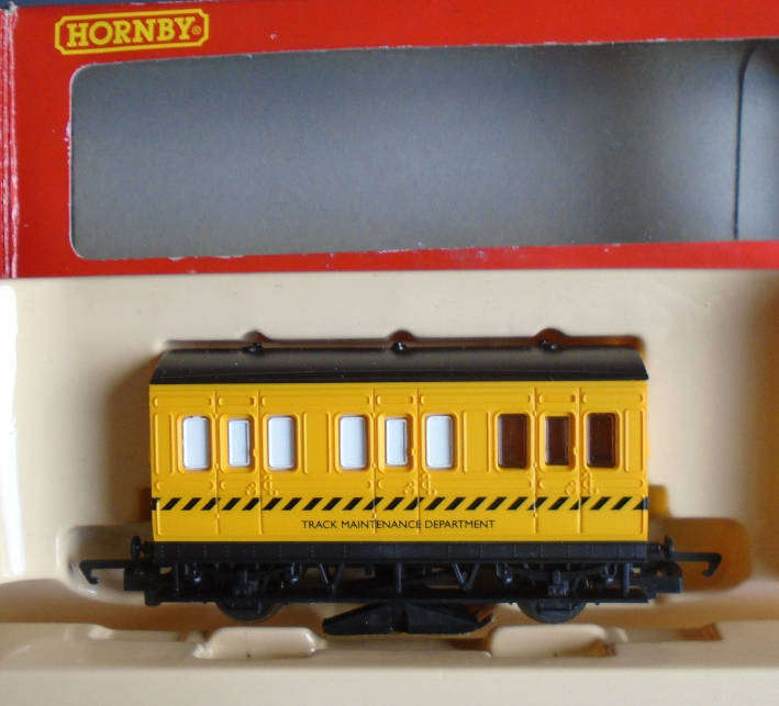 HORNBY OO SCALE - TRACK CLEANING CAR, BOXED WITH SPARE PADS
