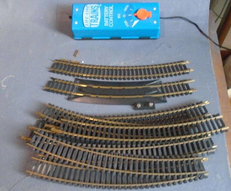 LIFE-LIKE HO SCALE - 12 X CURVED TRACK PLUS BATTERY TRANSFORMER