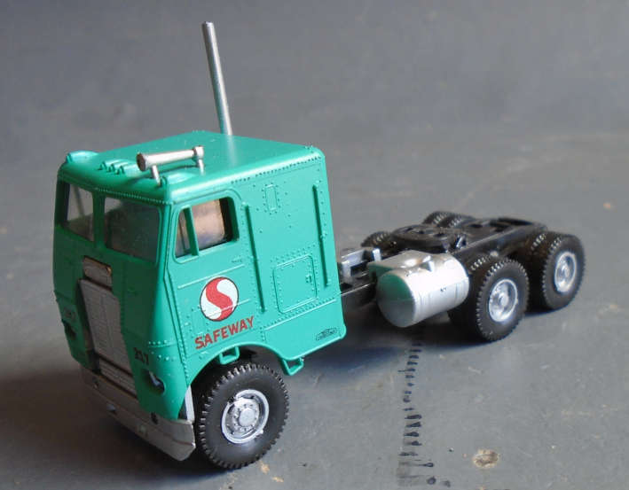 ATHEARN HO SCALE - WHITE F/LINER TRACTOR, BURL. NORTHERN - IN PKT (SEE SAMPLE FOTO OF TRUCK)