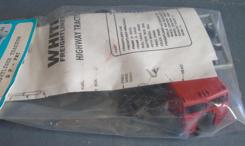 ATHEARN HO SCALE - WHITE F/LINER TRACTOR, SP-PMT - IN PKT (SEE SAMPLE FOTO OF TRUCK)