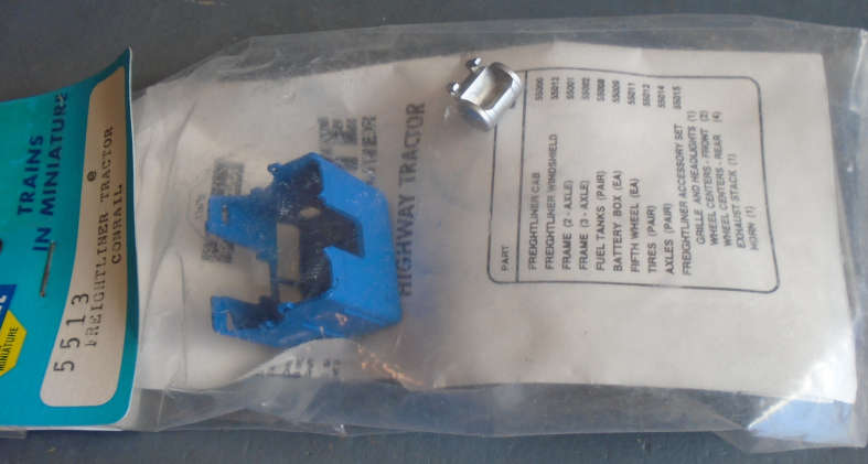 ATHEARN HO SCALE - WHITE F/LINER TRACTOR, CONRAIL - IN PKT (SEE SAMPLE FOTO OF TRUCK)