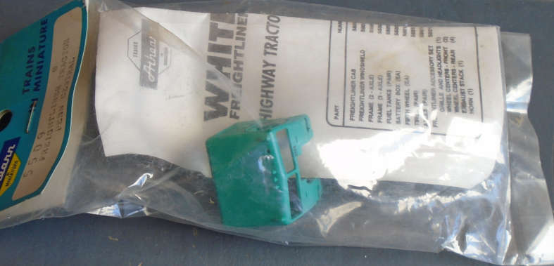 ATHEARN HO SCALE - WHITE F/LINER TRACTOR, BURL. NORTHERN - IN PKT (SEE SAMPLE FOTO OF TRUCK)