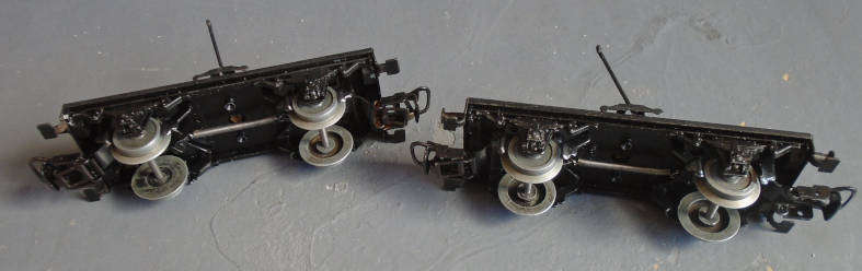 MARKLIN HO SCALE - 2 X WOOD WAGONS