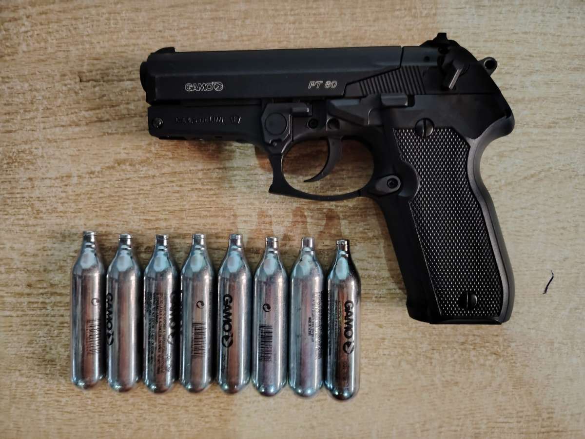GAMO CO2 PISTOL PT-80, 4.5 BLACK with 7 canisters and Tin of 200 AMMO