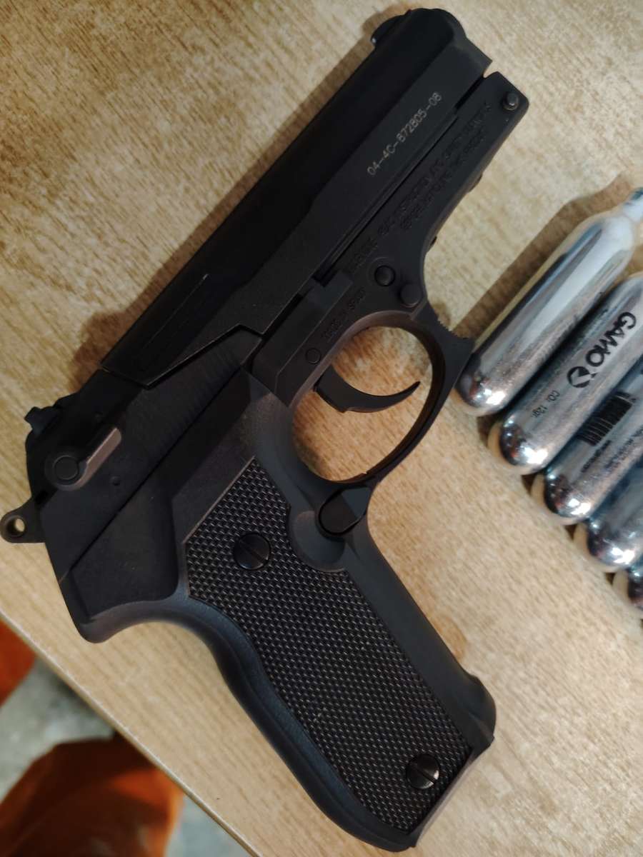 GAMO CO2 PISTOL PT-80, 4.5 BLACK with 7 canisters and Tin of 200 AMMO