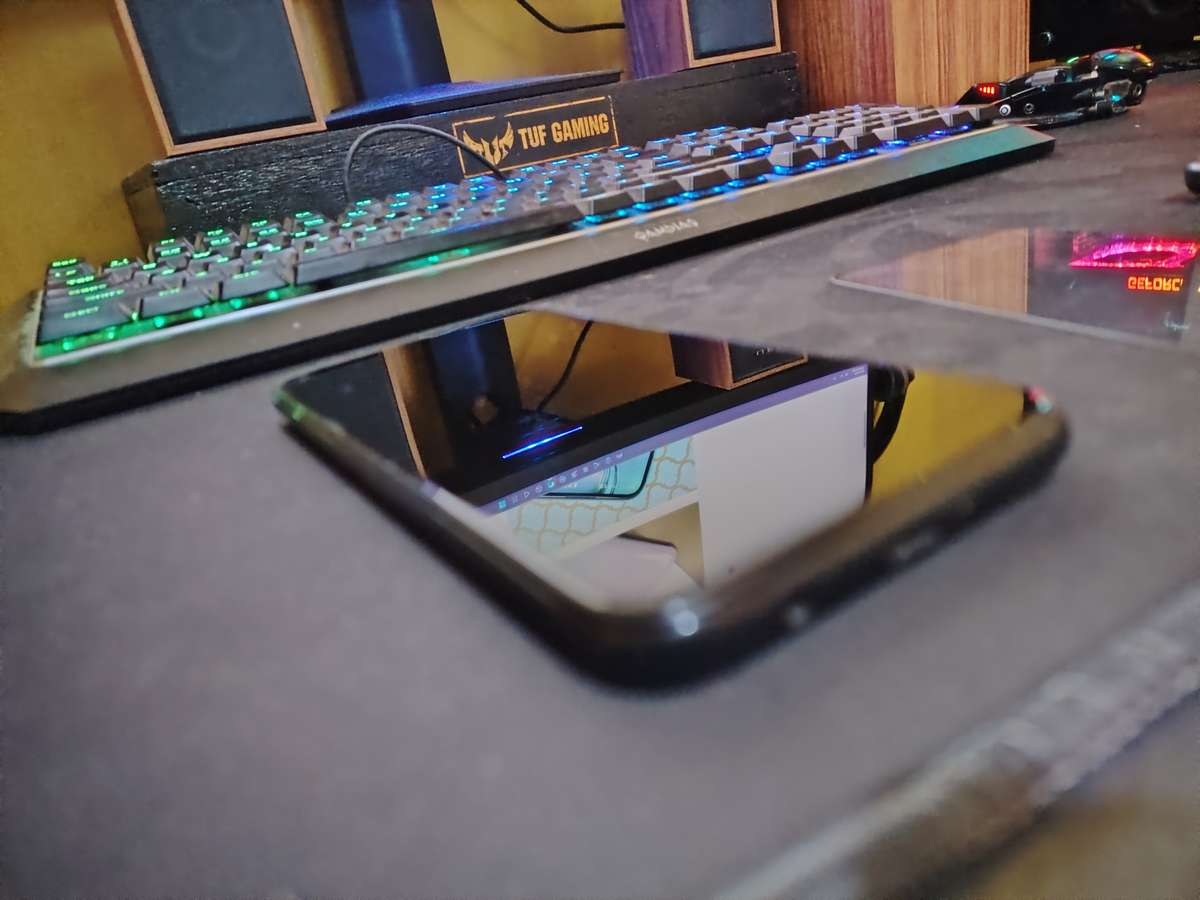 HUAWEI P40 lite *Excellent condition* + 4 COVERS + BOX & Charger