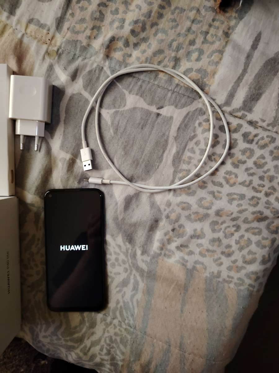 HUAWEI P40 lite *Excellent condition* + 4 COVERS + BOX & Charger