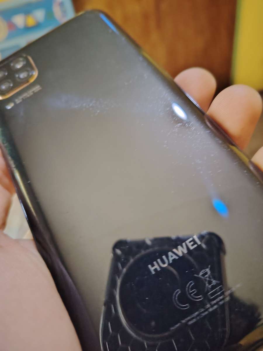 HUAWEI P40 lite *Excellent condition* + 4 COVERS + BOX & Charger