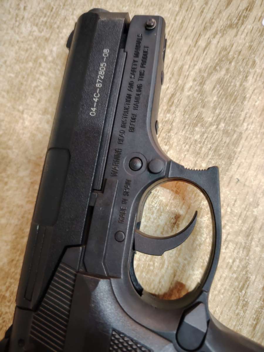 GAMO CO2 PISTOL PT-80, 4.5 BLACK with 7 canisters and Tin of 200 AMMO