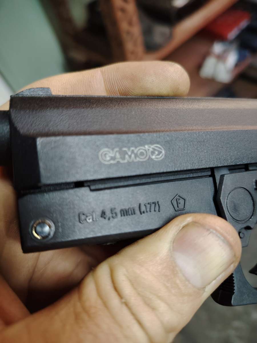 GAMO CO2 PISTOL PT-80, 4.5 BLACK with 7 canisters and Tin of 200 AMMO