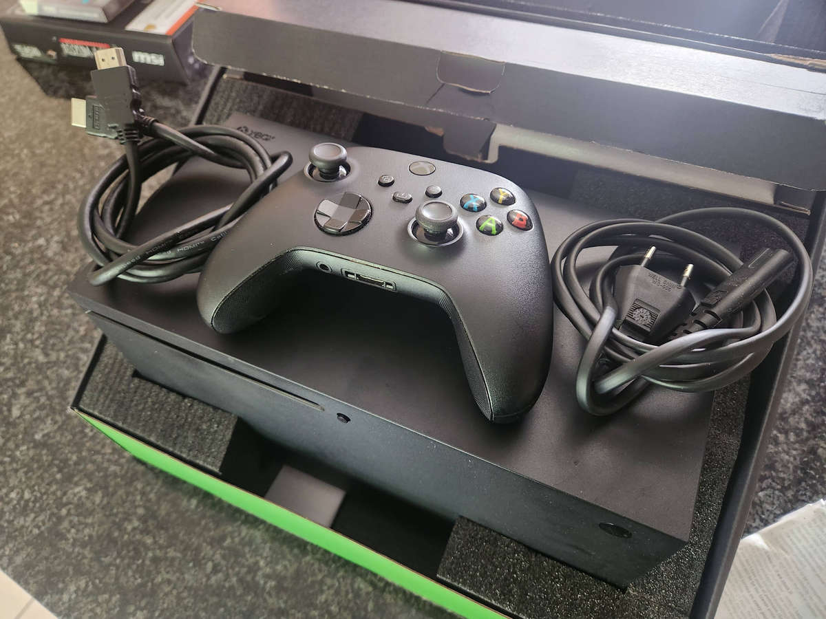 Xbox Series X 1TB + Controller
