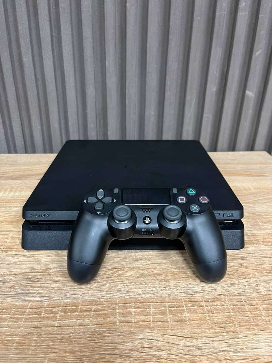 PlayStation 4 Slim 500GB Console with One Controller