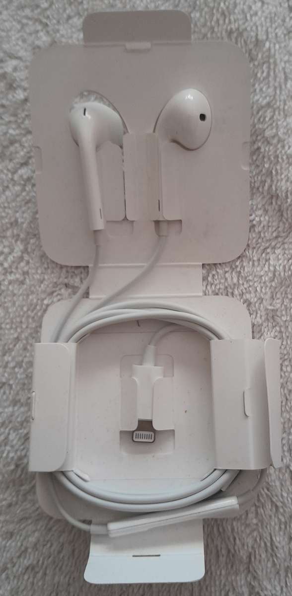 iPhone earpods with lightning connector