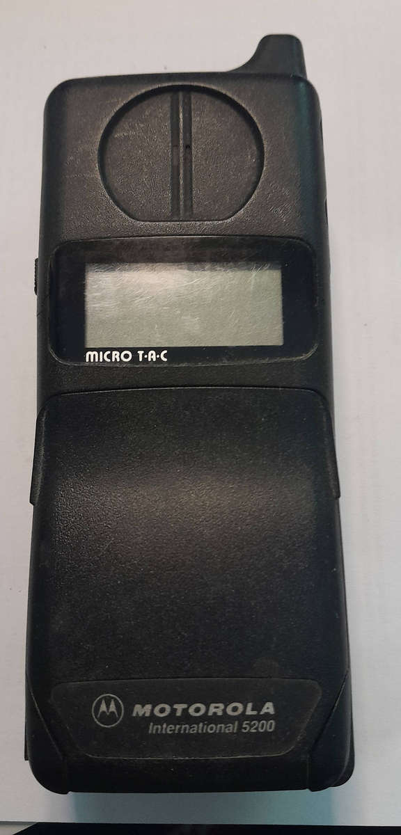 Motorola International 5200 cellphone