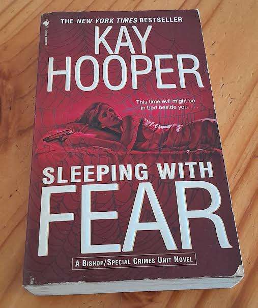 Sleeping with fear-Kay Hooper