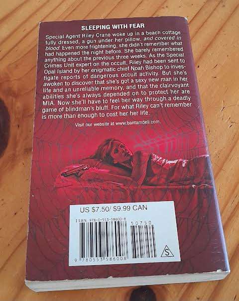 Sleeping with fear-Kay Hooper