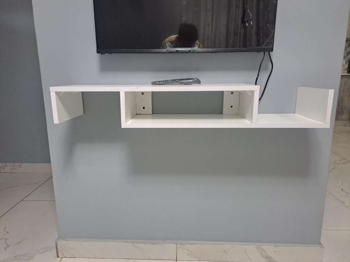 ELEGANT FLOATING TV SHELF