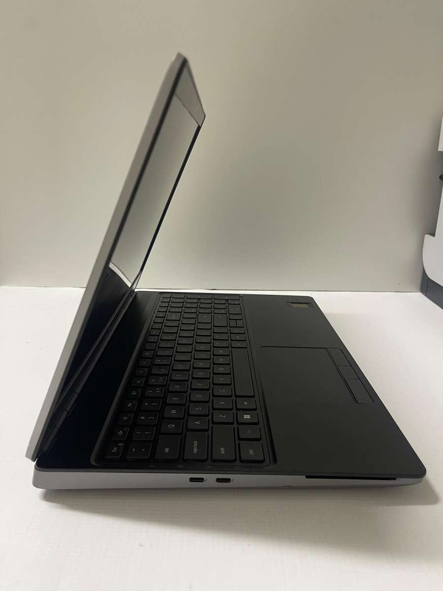 Dell Precision 15 7560 i7 11850H / 32GB/ 1TB SSD / 15.6 FHD Display / 4GB NVIDIA Dedicated Graphics
