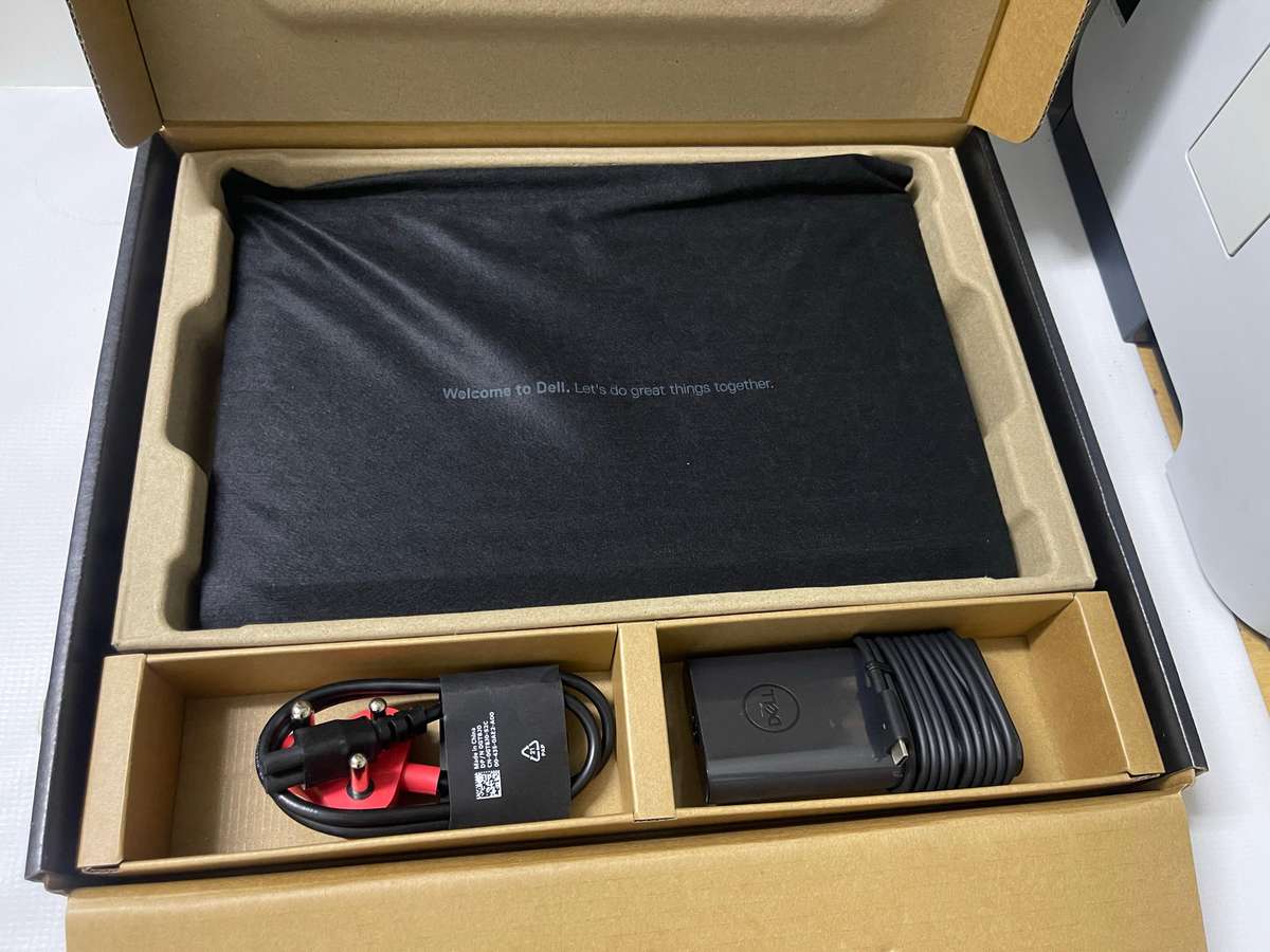 Dell Latitude 5530 15.6-inch Core i7-1265U (12th Gen) 16GB RAM 512GB SSD Win 11 Pro Laptop