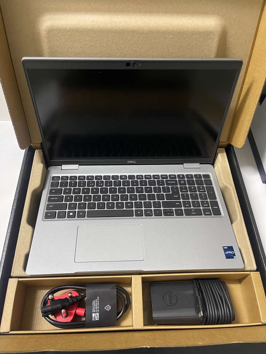 Dell Latitude 5530 15.6-inch Core i7-1265U (12th Gen) 16GB RAM 512GB SSD Win 11 Pro Laptop