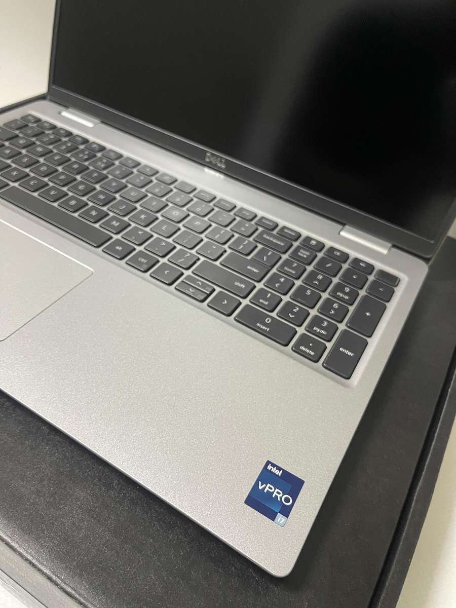 Dell Latitude 5530 15.6-inch Core i7-1265U (12th Gen) 16GB RAM 512GB SSD Win 11 Pro Laptop