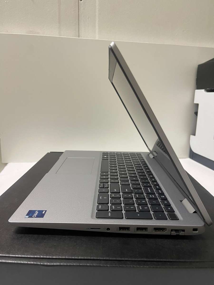 Dell Latitude 5530 15.6-inch Core i7-1265U (12th Gen) 16GB RAM 512GB SSD Win 11 Pro Laptop