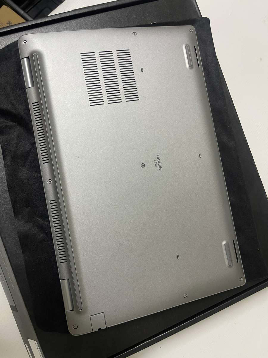 Dell Latitude 5530 15.6-inch Core i7-1265U (12th Gen) 16GB RAM 512GB SSD Win 11 Pro Laptop