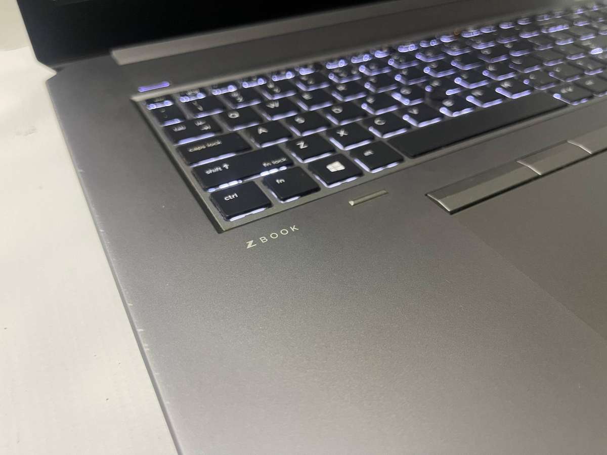 HP ZBook 17 G5 Mobile Workstation Core i7-8750H 17.3" FHD 32GB RAM 1TB SSD Quadro P1000 4GB DDR5 GPU