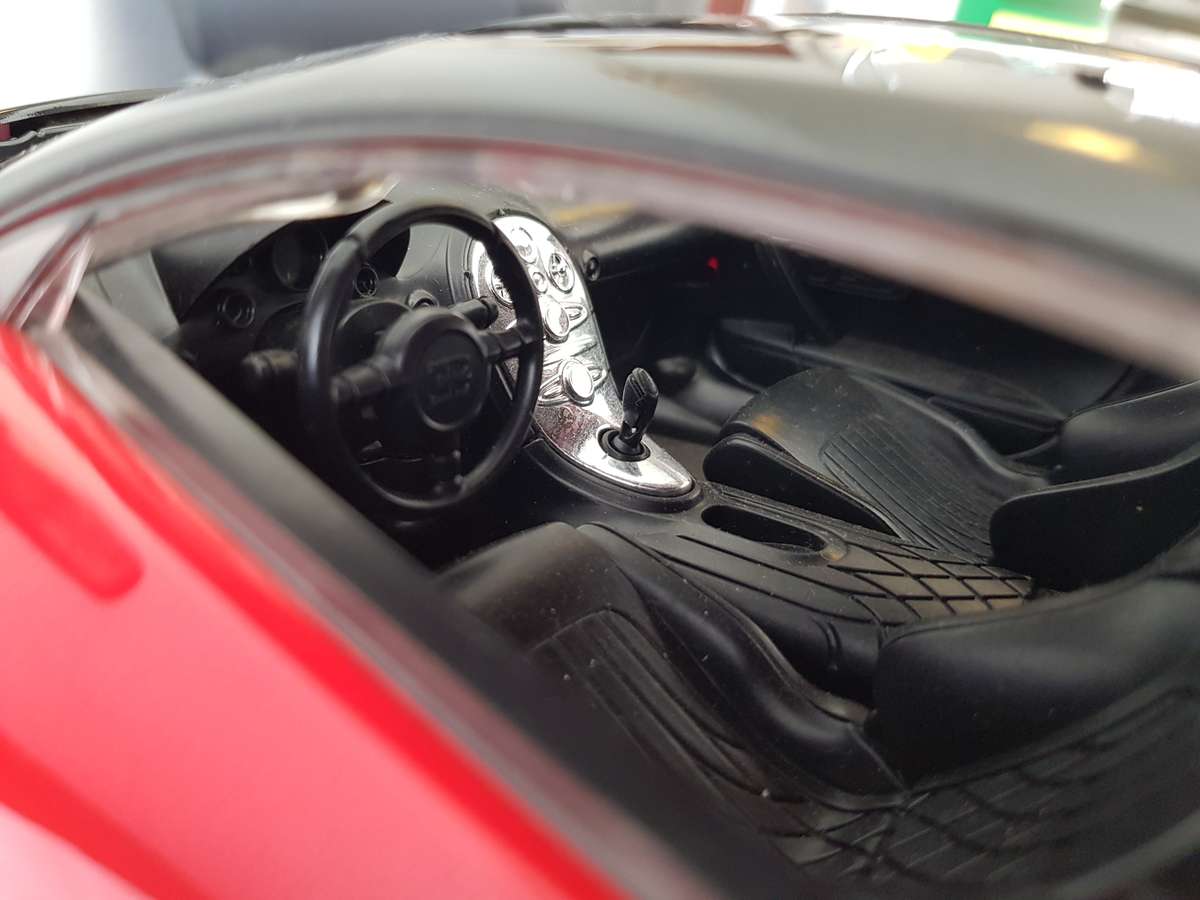 COLLECTABLE BUGATTI VEYRON 16.4 REMOTE CONTROL LARGE 1/12 SCALE MODEL CAR.