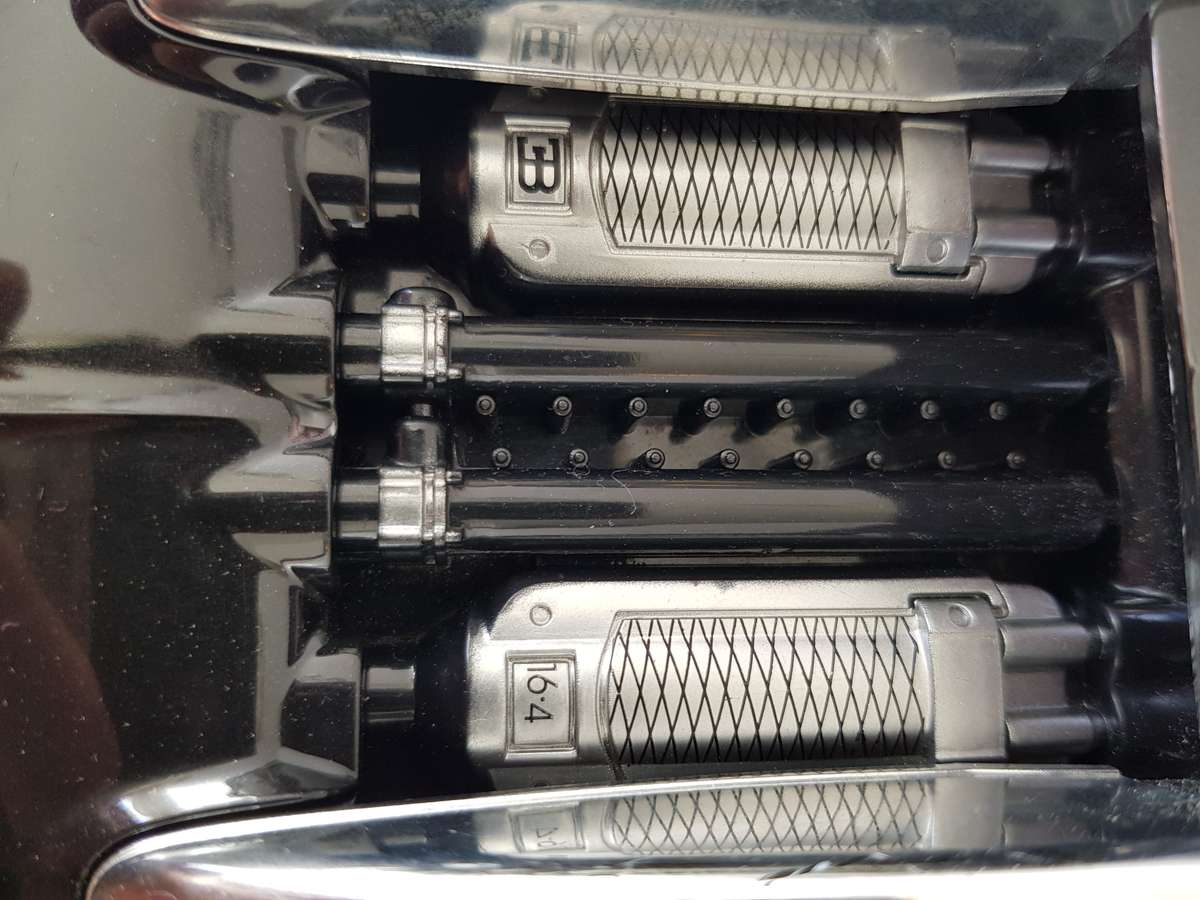 COLLECTABLE BUGATTI VEYRON 16.4 REMOTE CONTROL LARGE 1/12 SCALE MODEL CAR.